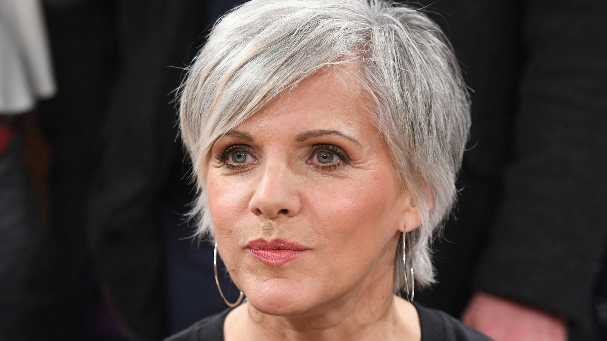 Die Moderatorin Birgit Schrowange sitzt nach der Aufzeichnung der Talkshow "Kölner Treff" im Studio. Schrowange hat ihren Schritt zum Leben ohne Haarefärben nicht bereut, wie sie der «Bild»-Zeitung sagte.