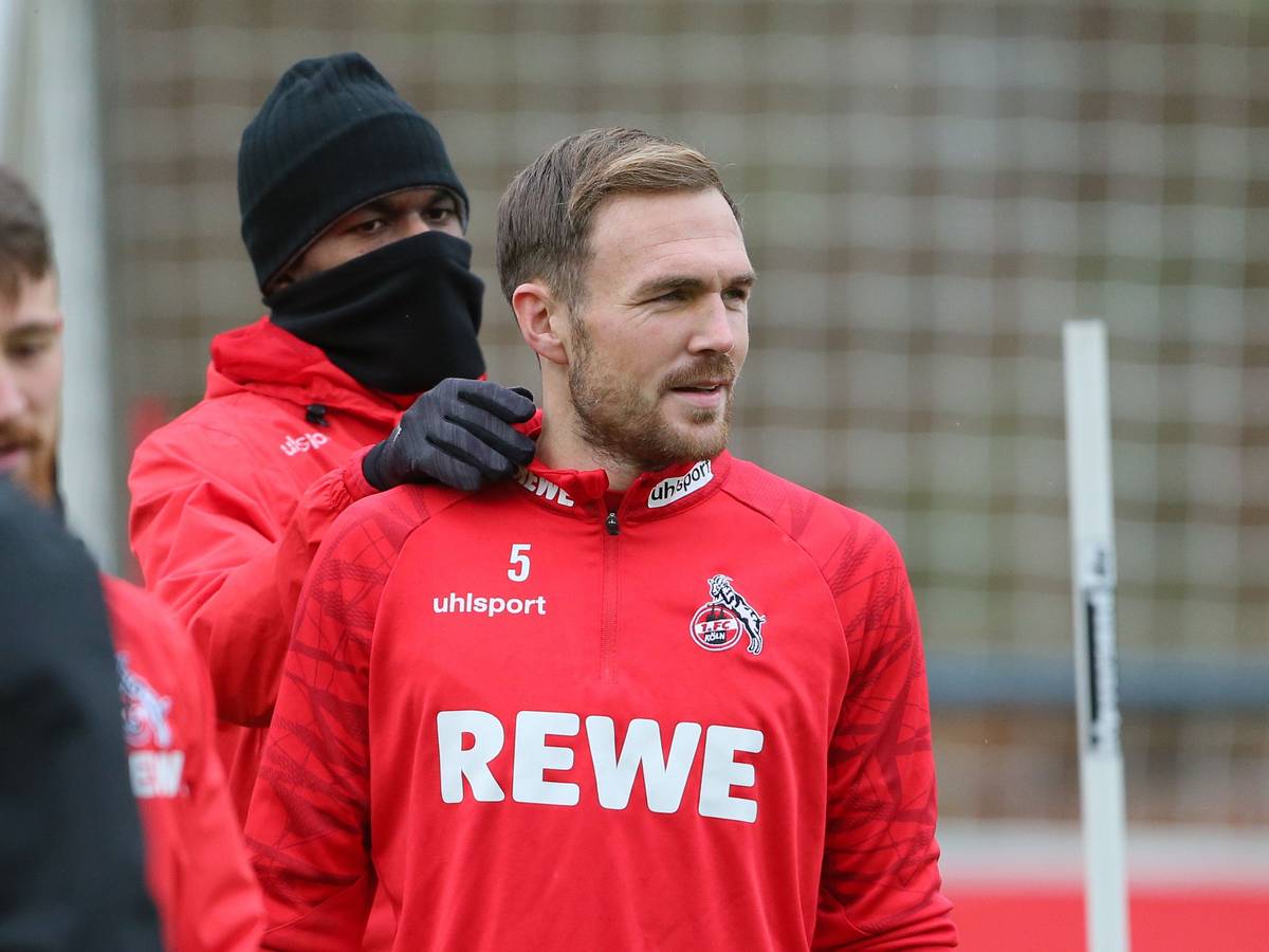 Rafael Czichos scherzt mit Anthony Modeste.