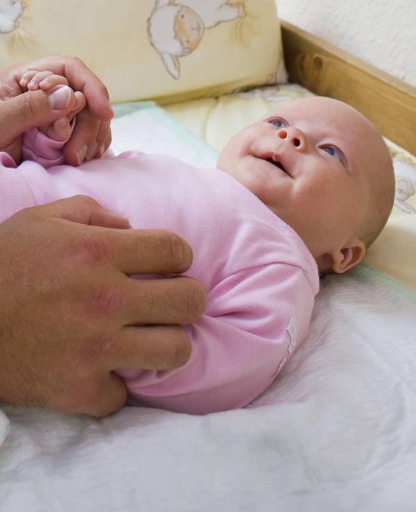 Rückruf auch in Deutschland: Wer sein Baby oder Kleinkind wickelt, der sollte jetzt genau auf die benutzten Feuchttücher schauen. Unser Symbolbild zeigt ein Baby im Jahr 2008.