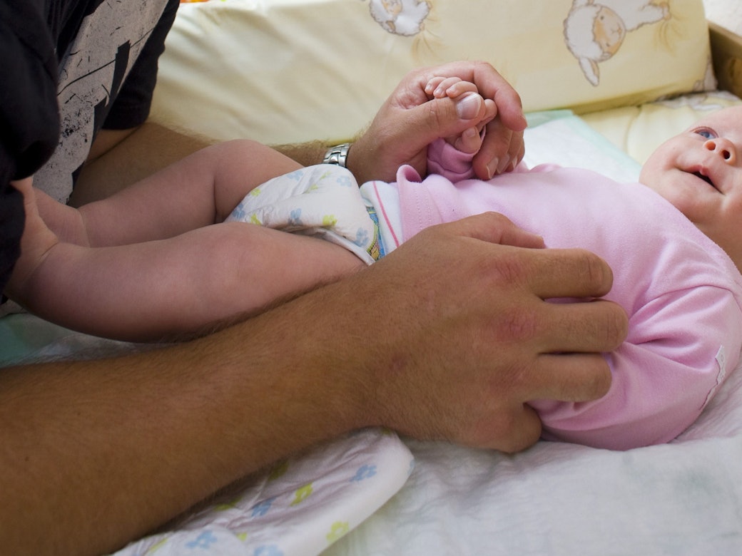 Rückruf auch in Deutschland: Wer sein Baby oder Kleinkind wickelt, der sollte jetzt genau auf die benutzten Feuchttücher schauen. Unser Symbolbild zeigt ein Baby im Jahr 2008.