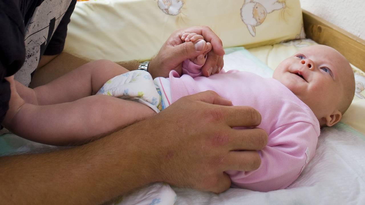 Rückruf auch in Deutschland: Wer sein Baby oder Kleinkind wickelt, der sollte jetzt genau auf die benutzten Feuchttücher schauen. Unser Symbolbild zeigt ein Baby im Jahr 2008.