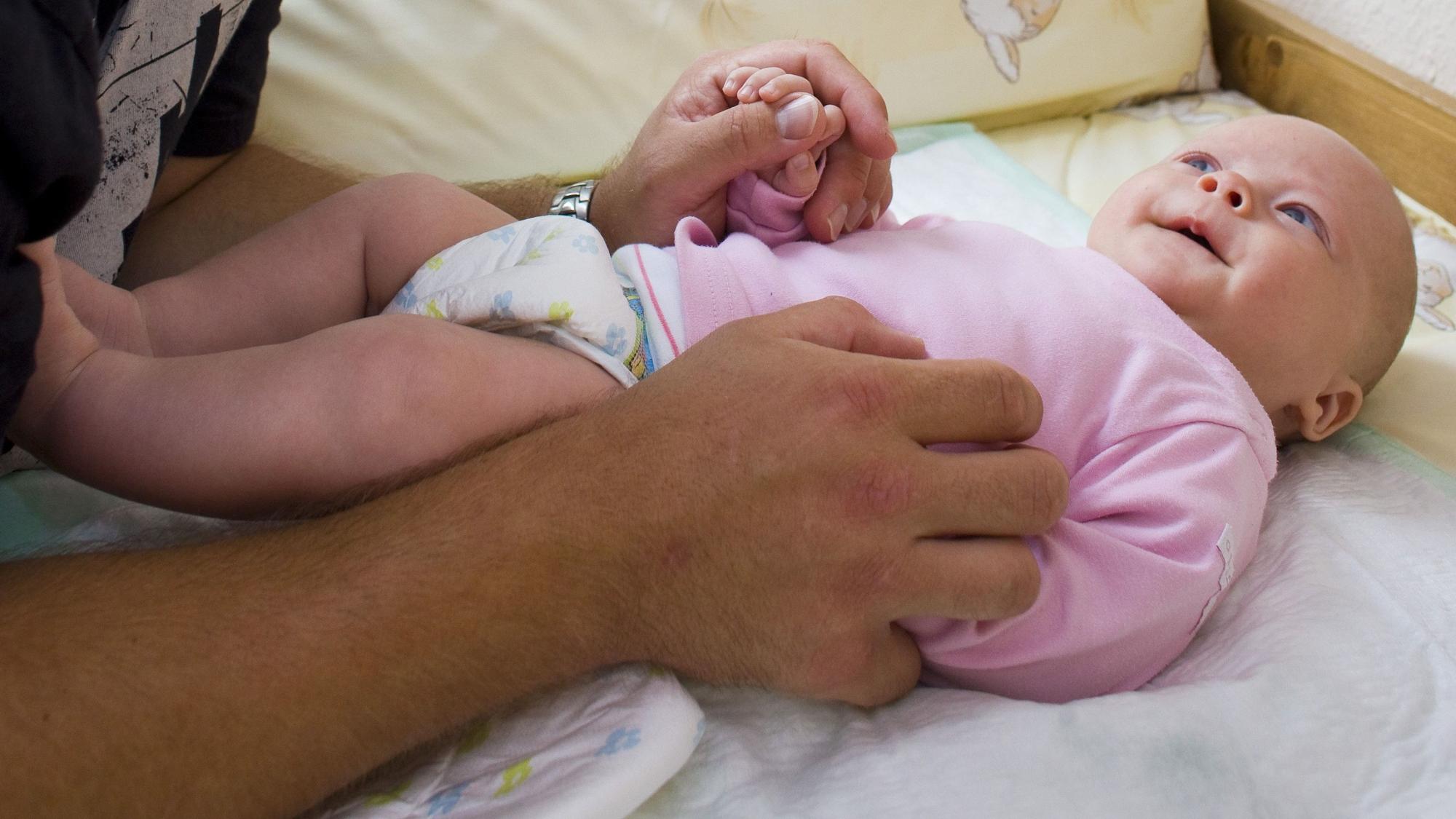 Rückruf auch in Deutschland: Wer sein Baby oder Kleinkind wickelt, der sollte jetzt genau auf die benutzten Feuchttücher schauen. Unser Symbolbild zeigt ein Baby im Jahr 2008.