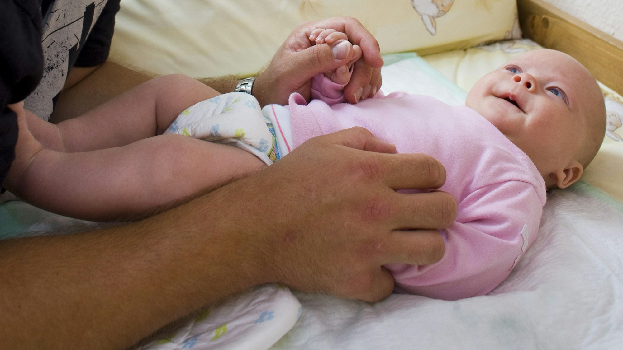 Rückruf auch in Deutschland: Wer sein Baby oder Kleinkind wickelt, der sollte jetzt genau auf die benutzten Feuchttücher schauen. Unser Symbolbild zeigt ein Baby im Jahr 2008.
