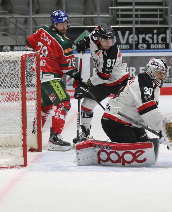 Haie-Keeper Tomas Pöpperle pariert.