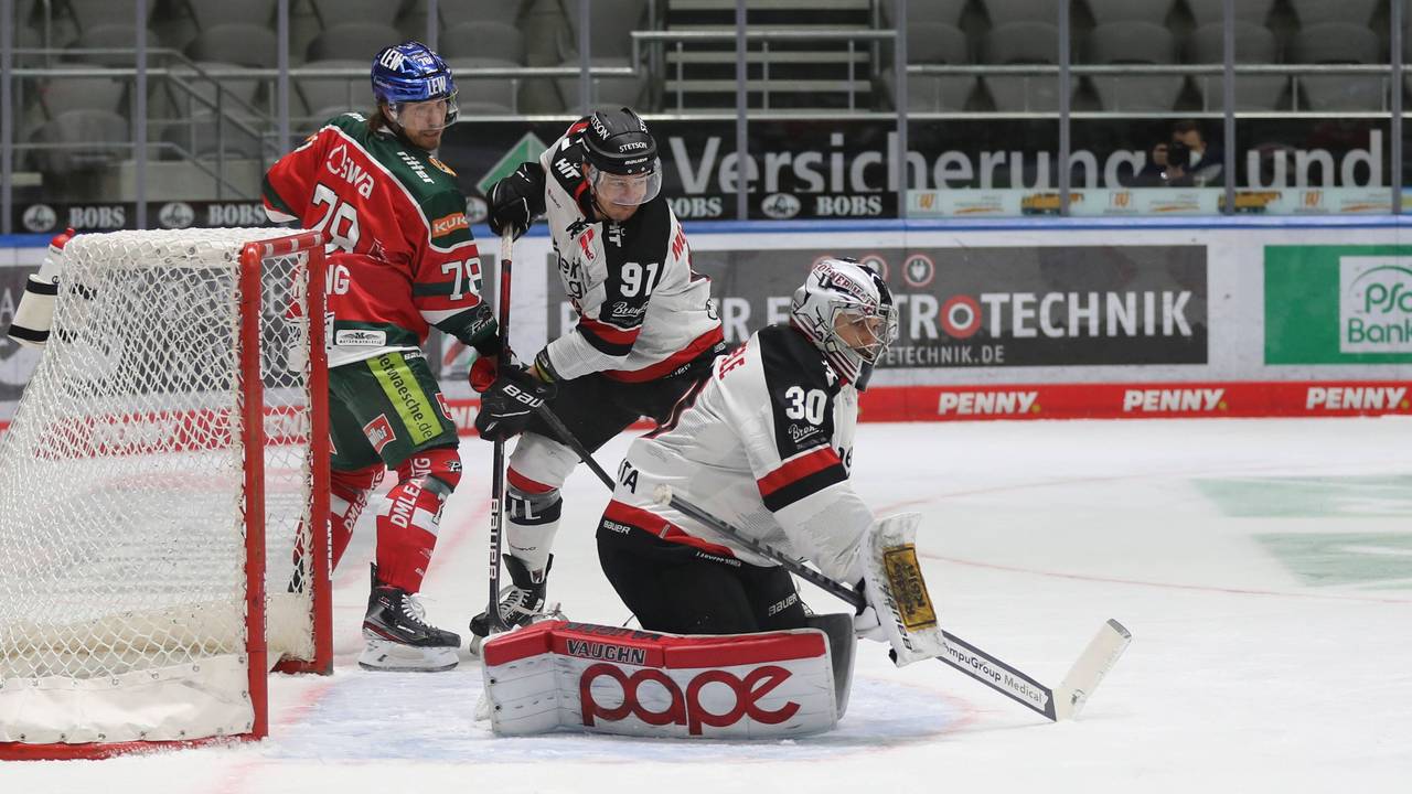 Haie-Keeper Tomas Pöpperle pariert.