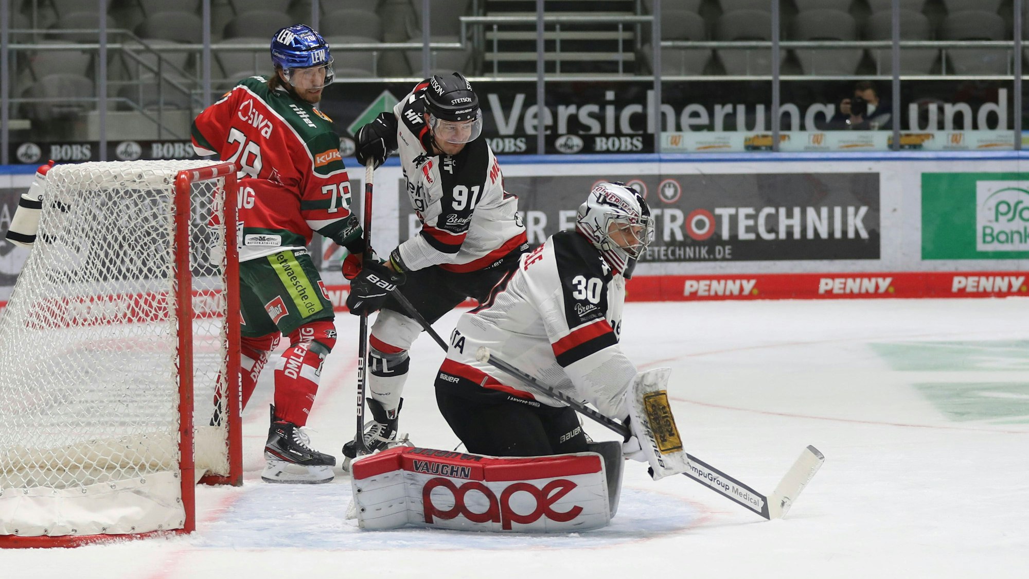 Haie-Keeper Tomas Pöpperle pariert.