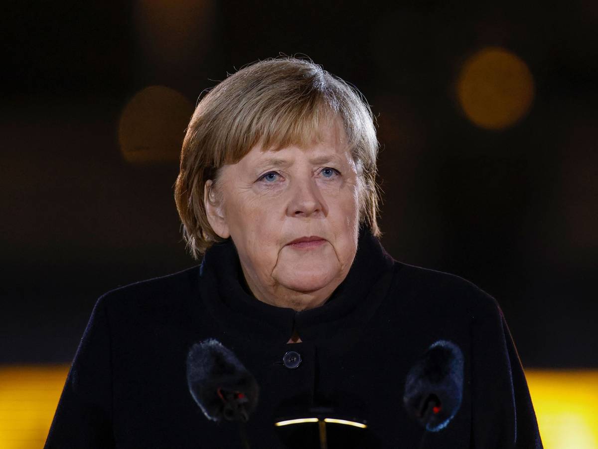 Bundeskanzlerin Angela Merkel am 2. Dezember 2021 beim Großen Zapfenstreich in Berlin.
