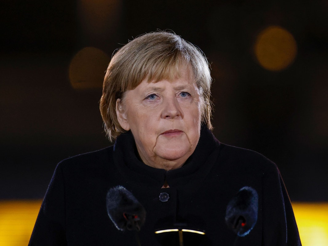 Bundeskanzlerin Angela Merkel am 2. Dezember 2021 beim Großen Zapfenstreich in Berlin.
