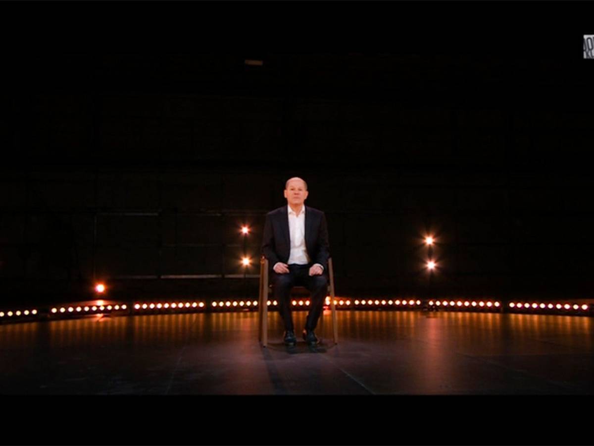 Der designierte Bundeskanzler Olaf Scholz (SPD) sitzt auf einer Bühne in der Sendung von Joko und Klaas bei ProSieben.