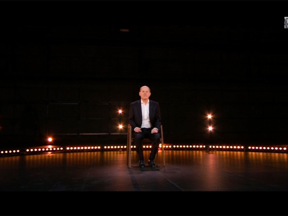 Der designierte Bundeskanzler Olaf Scholz (SPD) sitzt auf einer Bühne in der Sendung von Joko und Klaas bei ProSieben.