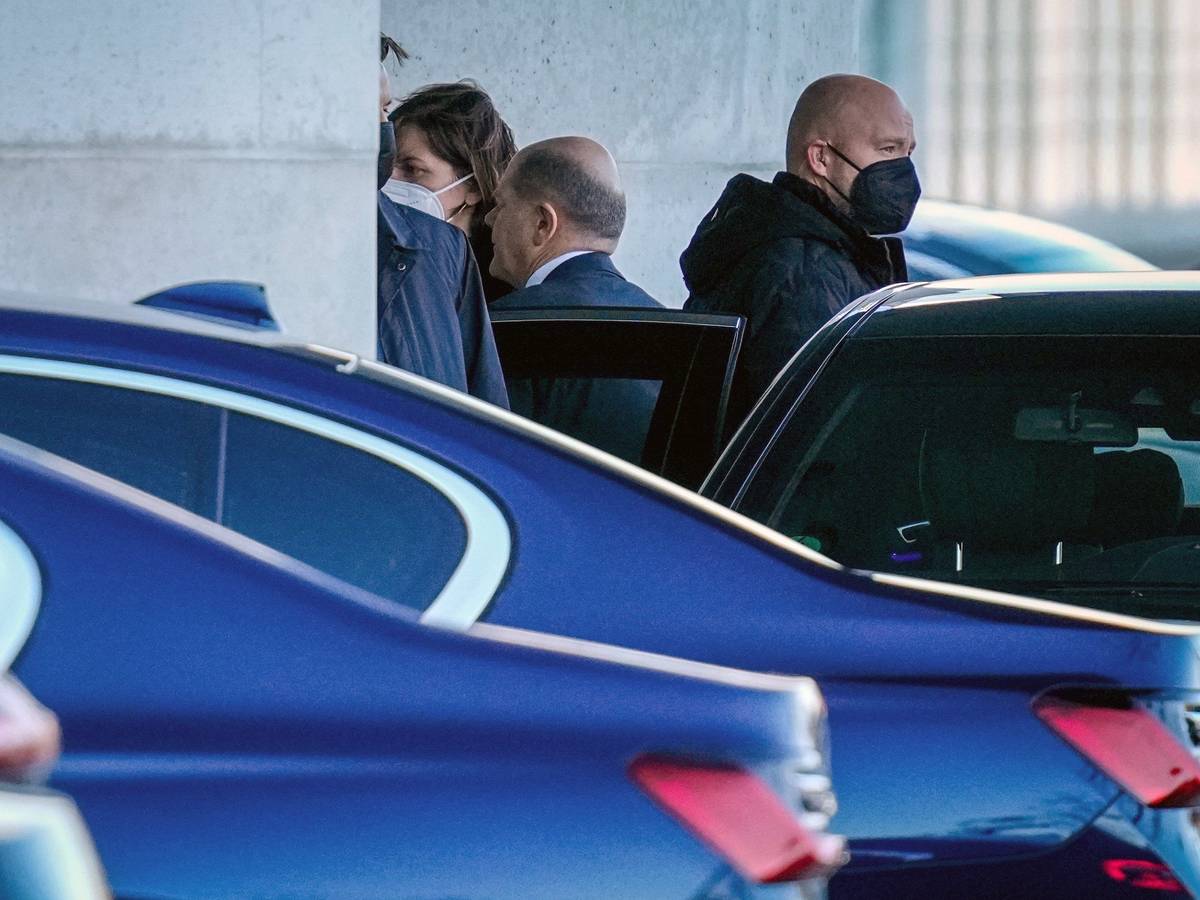 Olaf Scholz (M.), SPD-Kanzlerkandidat und Bundesminister der Finanzen, kommt am 2. Dezember umringt von Personenschützern zum Corona-Gipfel im Bundeskanzleramt an.
