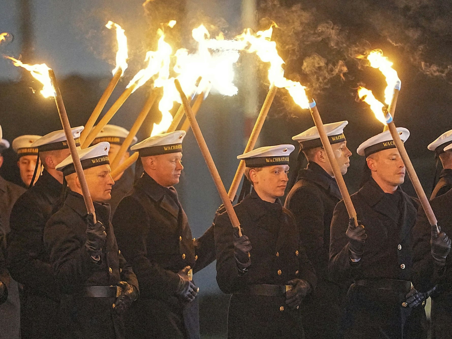 Die Soldaten des Wachbataillon der Bundeswehr marschieren am 2. Dezember 2021 mit Fackeln auf. Mit einem Großen Zapfenstreich wurde Kanzlerin Merkel gegen Ende ihrer Regierungszeit nach 16 Jahren im Bendlerblock verabschiedet.