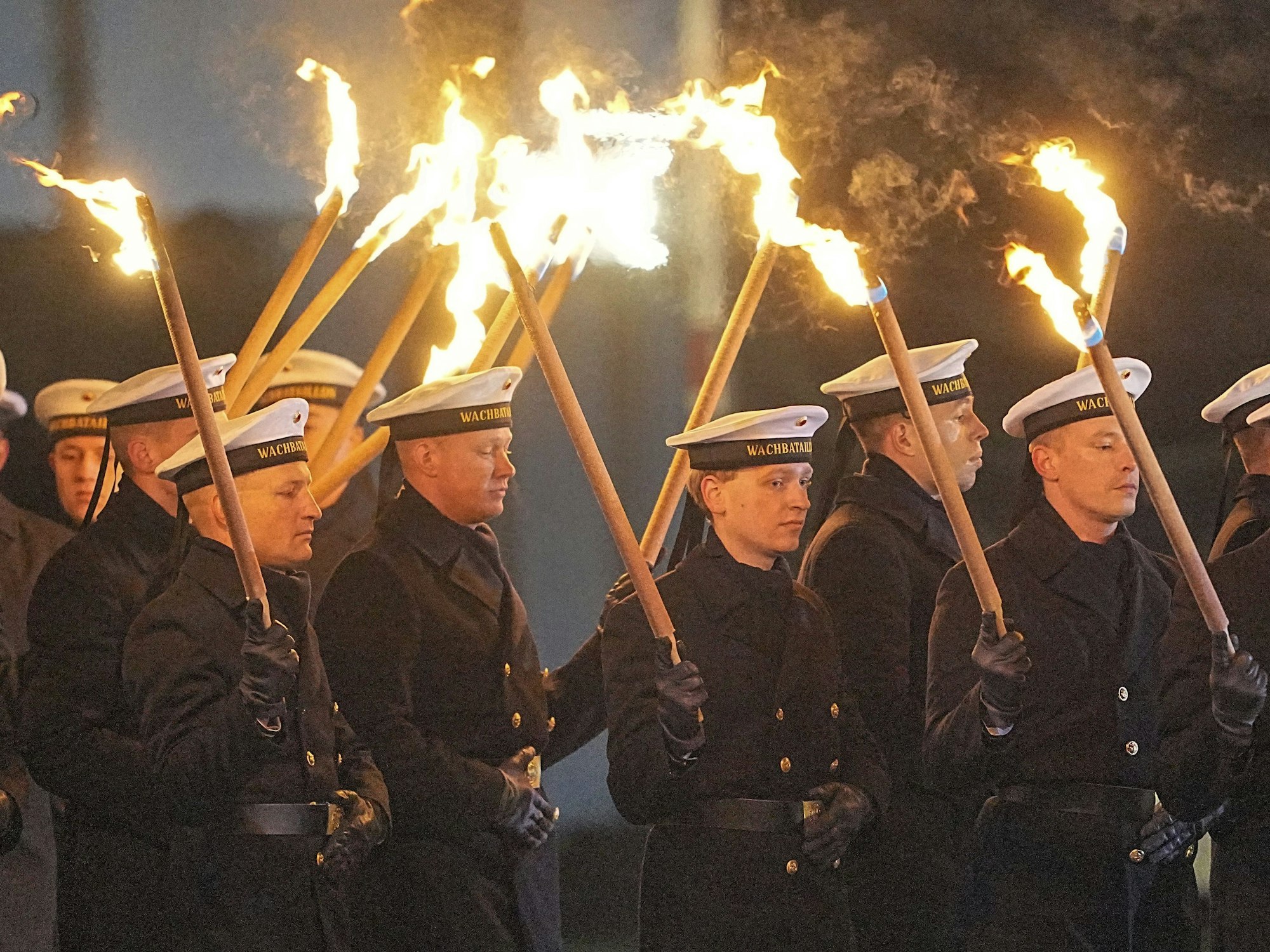 Die Soldaten des Wachbataillon der Bundeswehr marschieren am 2. Dezember 2021 mit Fackeln auf. Mit einem Großen Zapfenstreich wurde Kanzlerin Merkel gegen Ende ihrer Regierungszeit nach 16 Jahren im Bendlerblock verabschiedet.