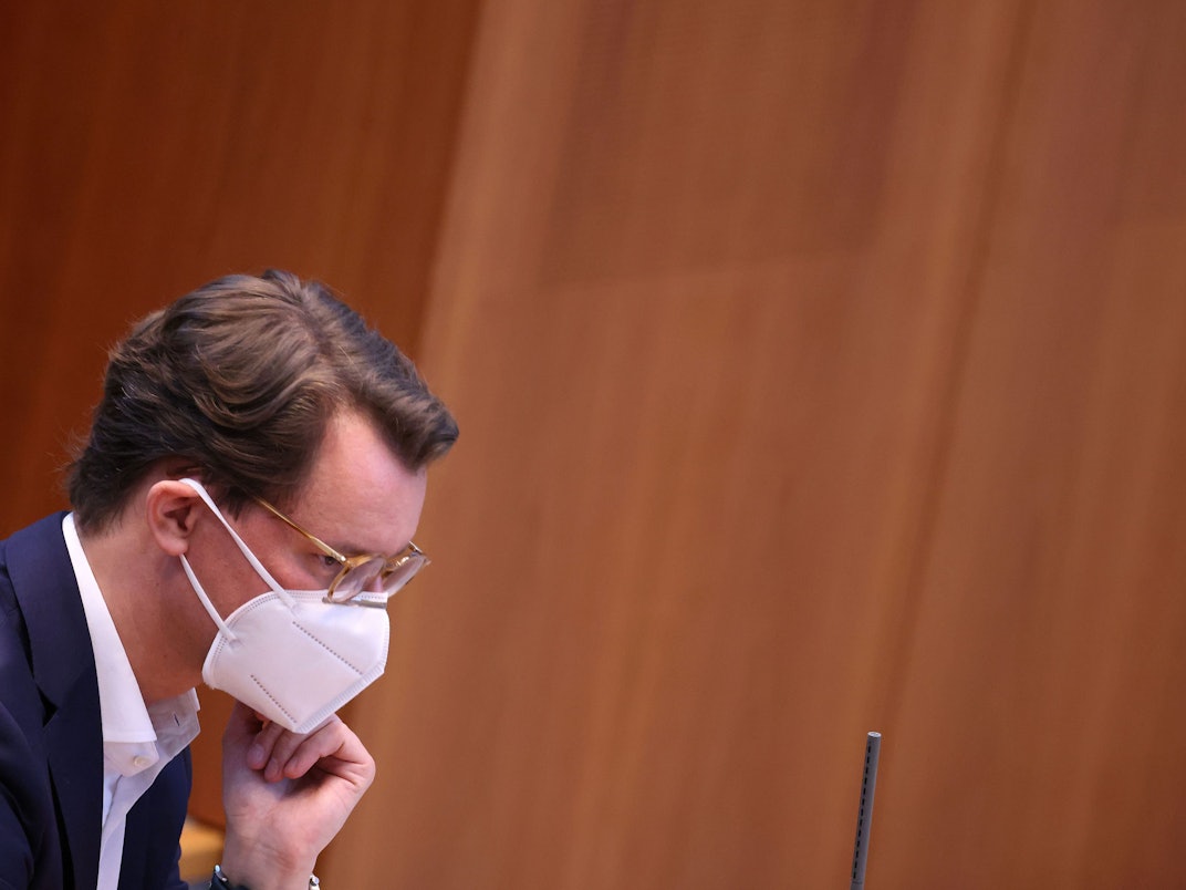 Hendrik Wüst (CDU), Ministerpräsident von Nordrhein-Westfalen, sitzt auf der Regierungsbank.