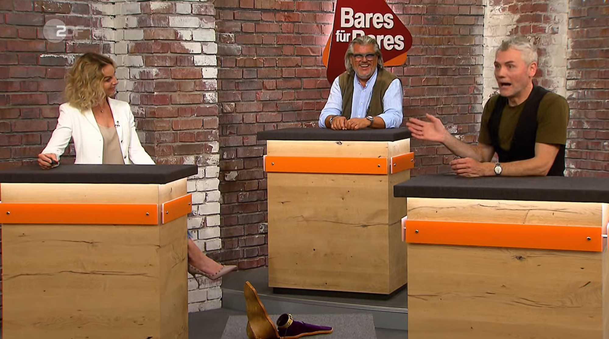 Ein Screenshot aus der ZDF-Sendung „Bares für Rares“ vom 2. Dezember 2021 zeigt einige Händlerinnen und Händler.