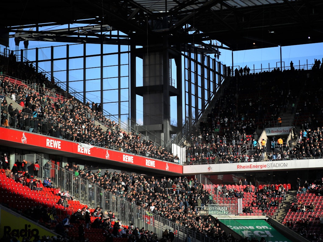 Fans auf den Tribünen des Rhein-Energie-Stadions.