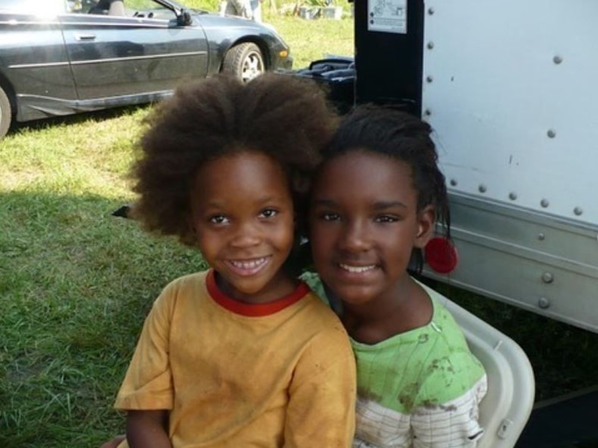 US-Kinderstar Joshnel Alexander ist am 27.11.2021 im Alter von 22 Jahren gestorben.
Das Foto zeigt sie gemeinsam mit Co-Star Quvenzhané Wallis (r.) am Rande der Dreharbeiten zum Fantasydrama "Beasts Of The Southern Wild"