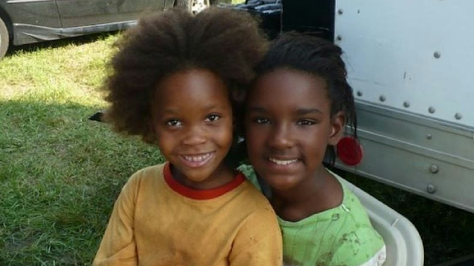 US-Kinderstar Joshnel Alexander ist am 27.11.2021 im Alter von 22 Jahren gestorben.
Das Foto zeigt sie gemeinsam mit Co-Star Quvenzhané Wallis (r.) am Rande der Dreharbeiten zum Fantasydrama "Beasts Of The Southern Wild"