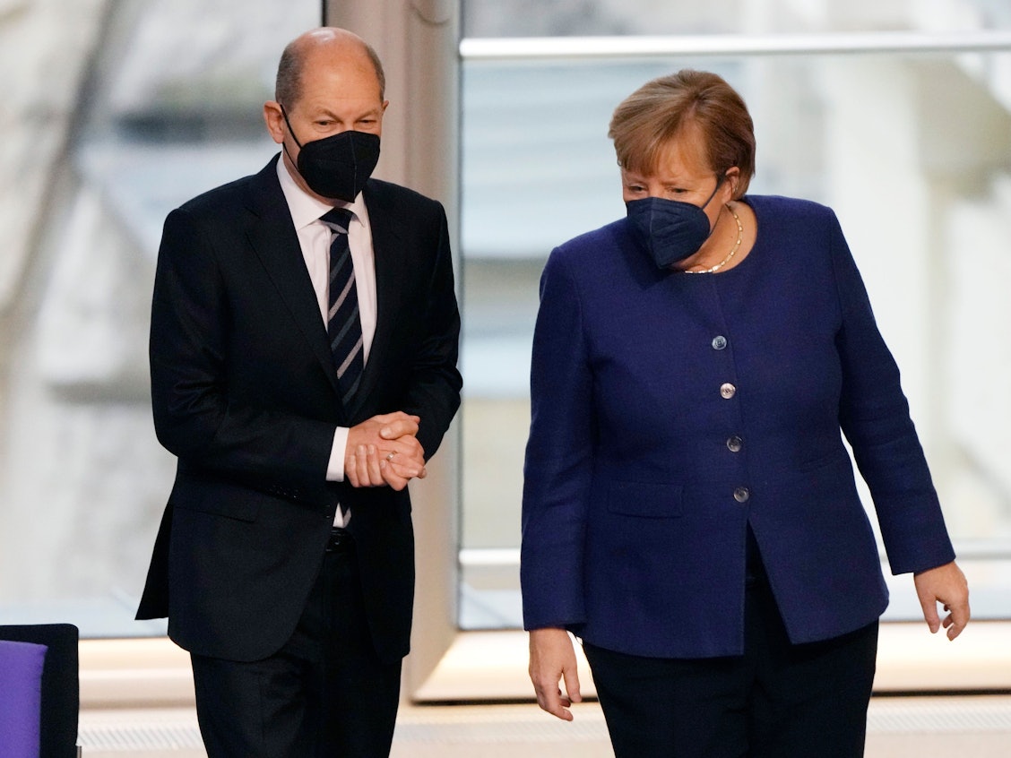 Die geschäftsführende Kanzlerin Angela Merkel und ihr designierter Nachfolger Olaf Scholz (SPD, hier am 18. November im Reichstag) beraten zusammen mit den Länderchefs über schärfere Corona-Maßnahmen.