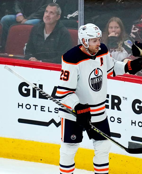 Leon Draisaitl und Connor McDavid jubeln gemeinsam für Edmonton.