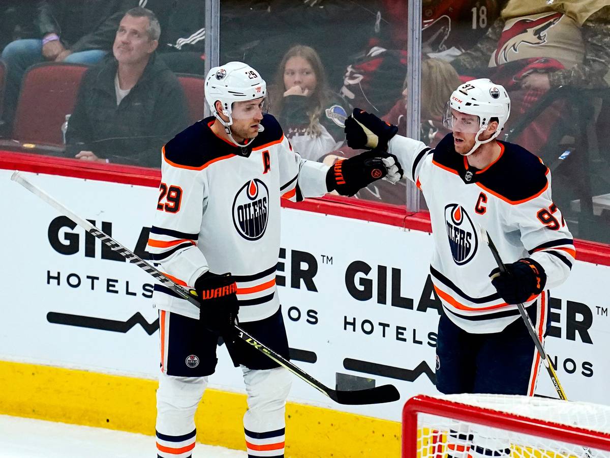 Leon Draisaitl und Connor McDavid jubeln gemeinsam für Edmonton.