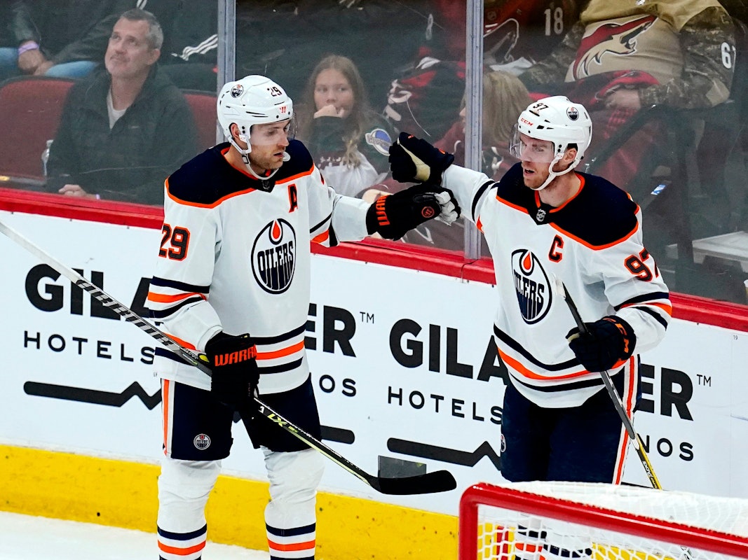 Leon Draisaitl und Connor McDavid jubeln gemeinsam für Edmonton.