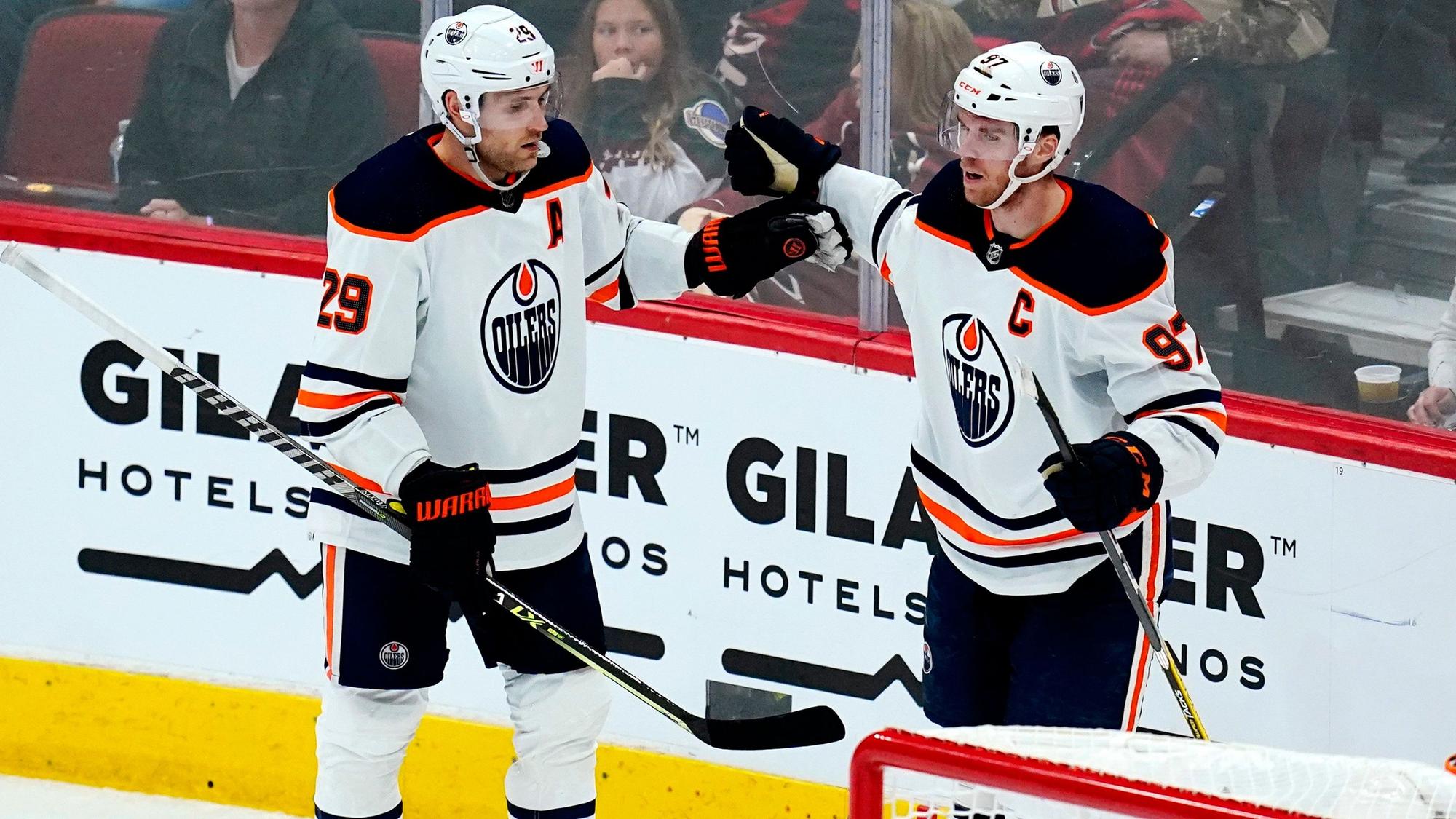 Leon Draisaitl und Connor McDavid jubeln gemeinsam für Edmonton.