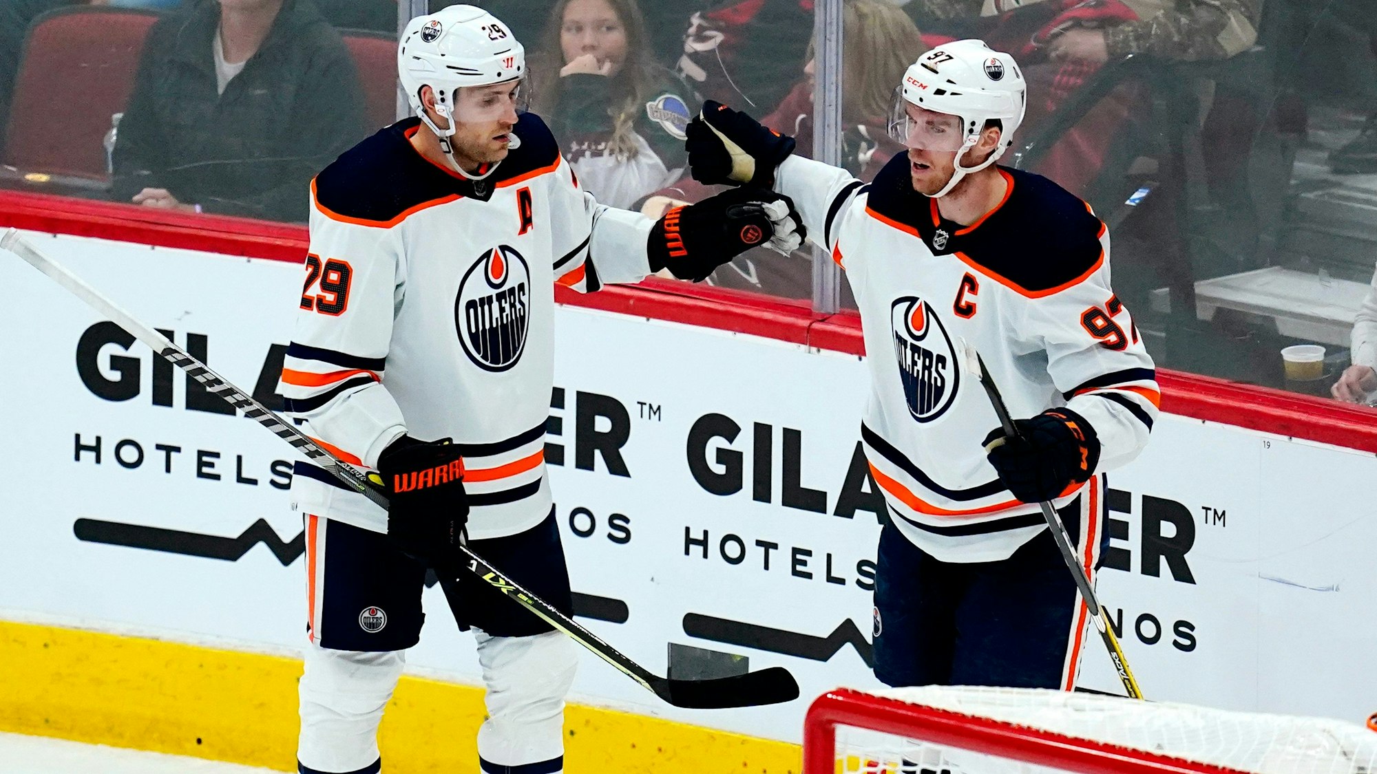 Leon Draisaitl und Connor McDavid jubeln gemeinsam für Edmonton.