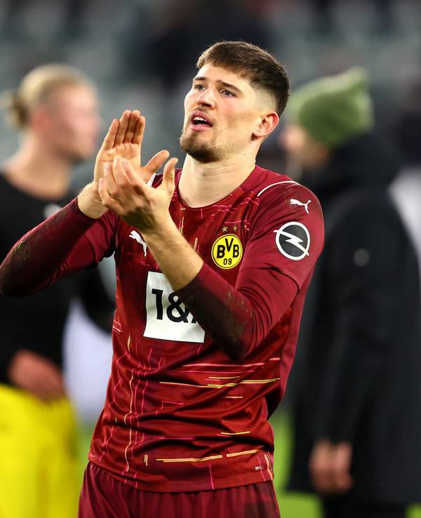 Gregor Kobel von Borussia Dortmund applaudiert den Anhängern.
