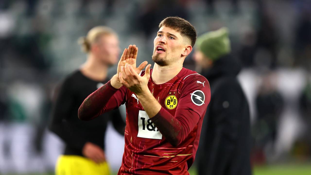 Gregor Kobel von Borussia Dortmund applaudiert den Anhängern.