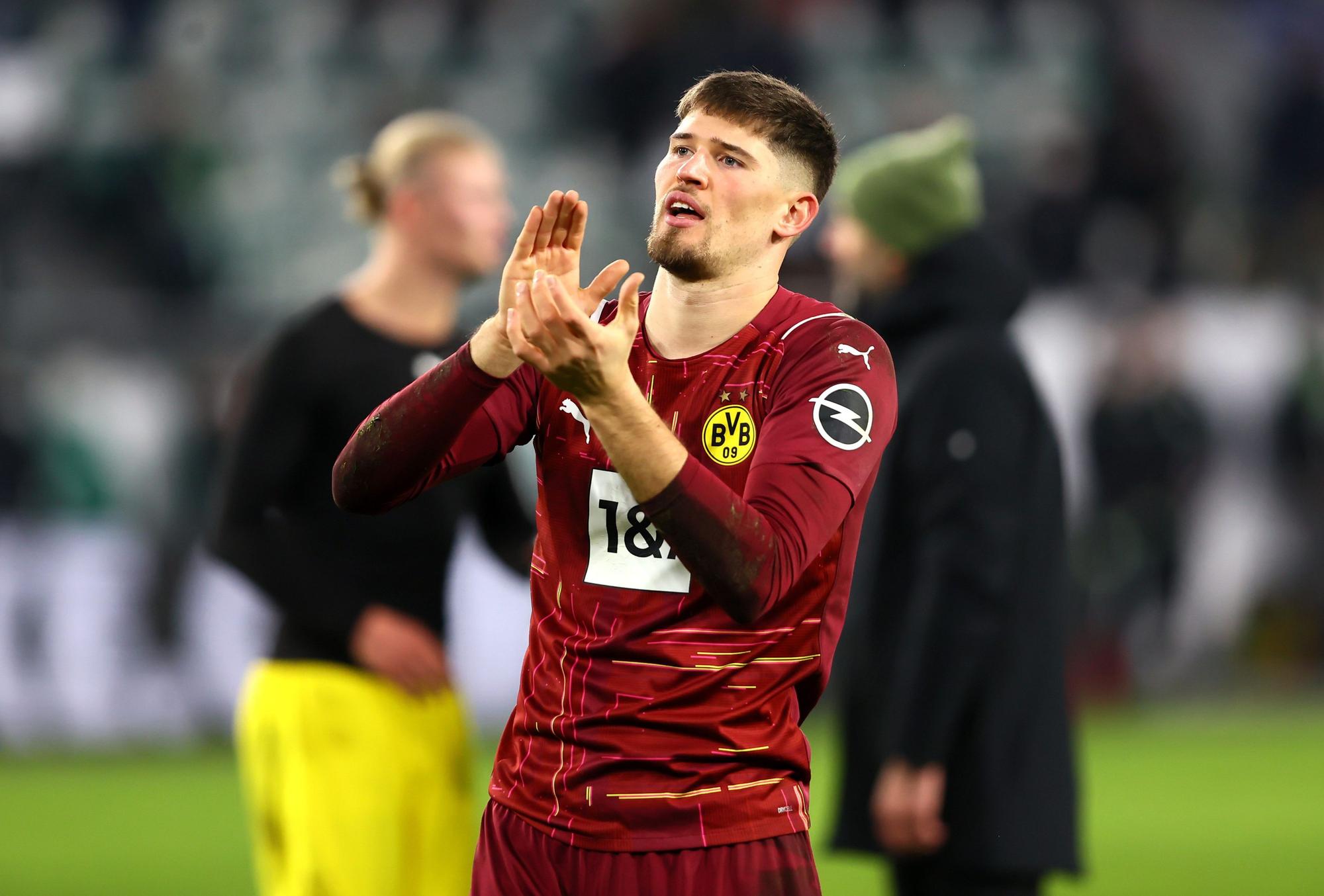 Gregor Kobel von Borussia Dortmund applaudiert den Anhängern.