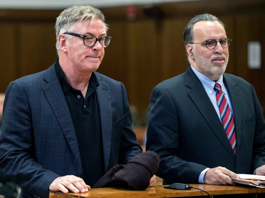 23.01.2019, USA, New York: US-Schauspieler Alec Baldwin (l) steht während eines Gerichtstermins in einem Gerichtssaal in New York neben seinem Anwalt. Baldwin musste wegen eines Parkplatz-Streits in New York erneut vor Gericht erscheinen.