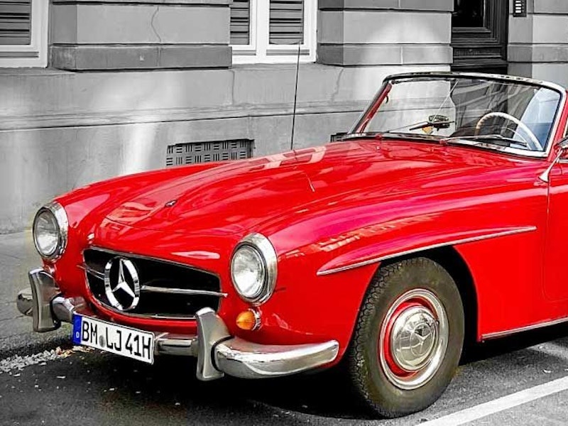 Ein roter Mercedes 190 SL