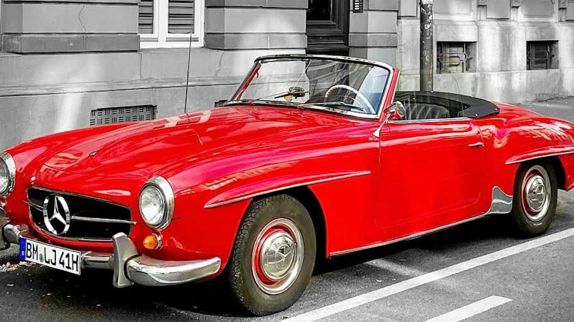 Ein roter Mercedes 190 SL