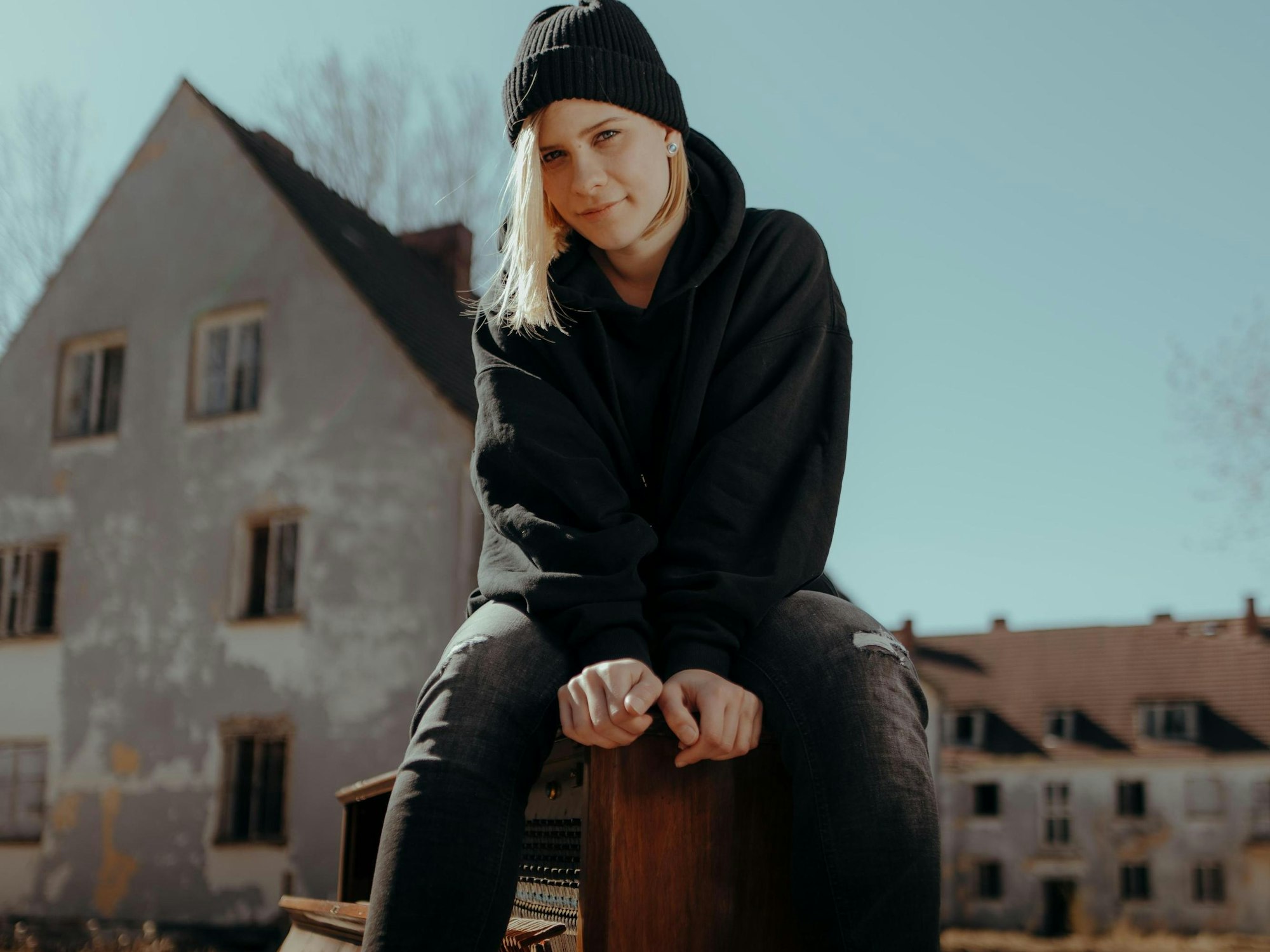 Katha Rosa
sitzt auf einem Klavier, das auf der Straße steht.