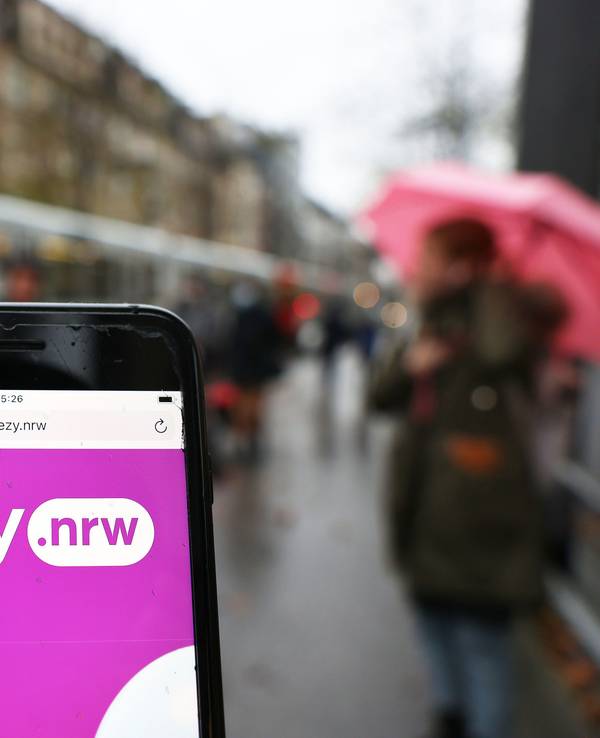 Auf einem Smartphone ist die Startseite von des neuen NRW-Tarifanbieters für Busse und Bahnen, „eezy.nrw“ zu sehen.