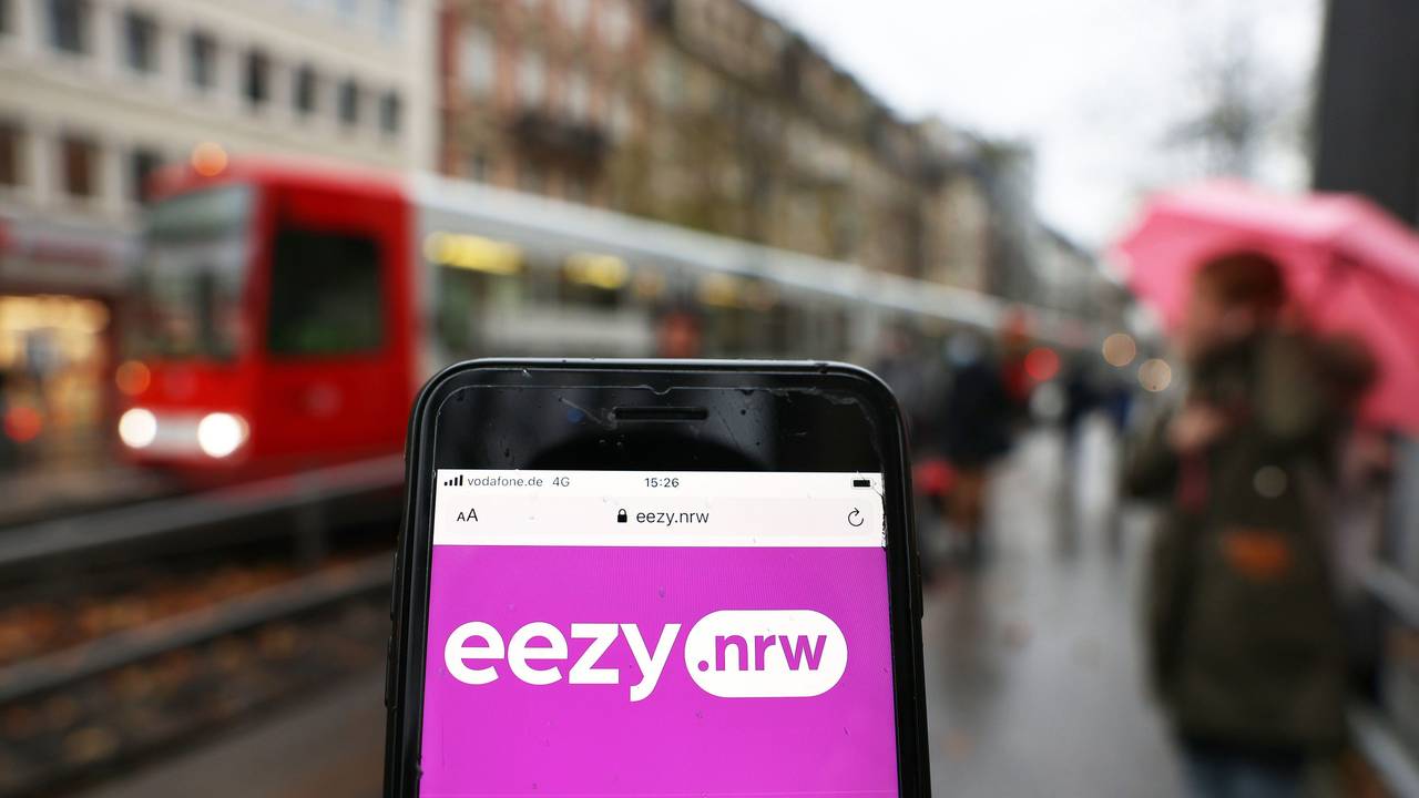 Auf einem Smartphone ist die Startseite von des neuen NRW-Tarifanbieters für Busse und Bahnen, „eezy.nrw“ zu sehen.