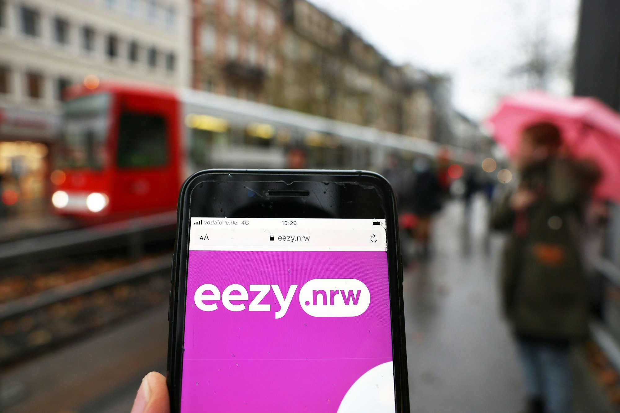 Auf einem Smartphone ist die Startseite von des neuen NRW-Tarifanbieters für Busse und Bahnen, „eezy.nrw“ zu sehen.