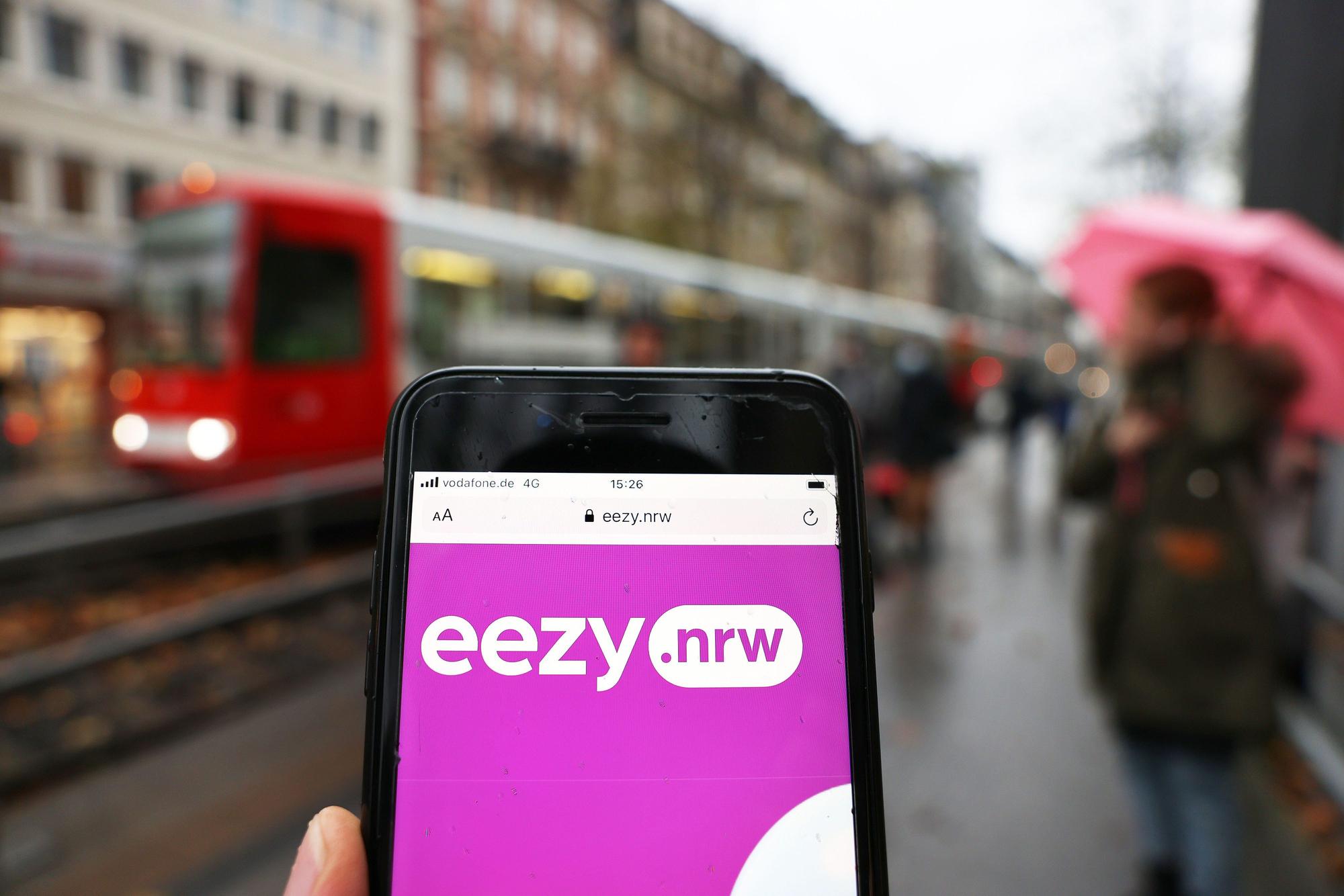 Auf einem Smartphone ist die Startseite von des neuen NRW-Tarifanbieters für Busse und Bahnen, „eezy.nrw“ zu sehen.