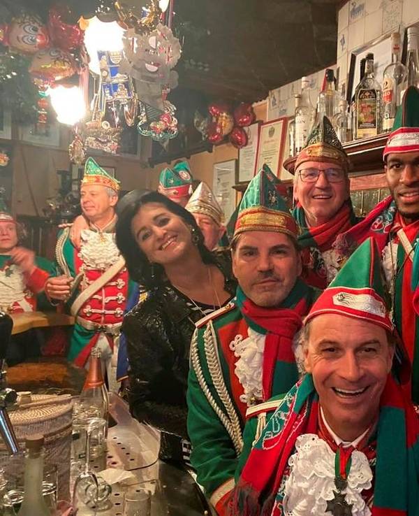 Beim Rosenmontag 2018 feierten die Inhaber vom Em Hähnche mit vielen bekannten Kölnern.