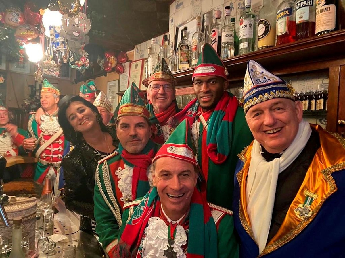 Beim Rosenmontag 2018 feierten die Inhaber vom Em Hähnche mit vielen bekannten Kölnern.