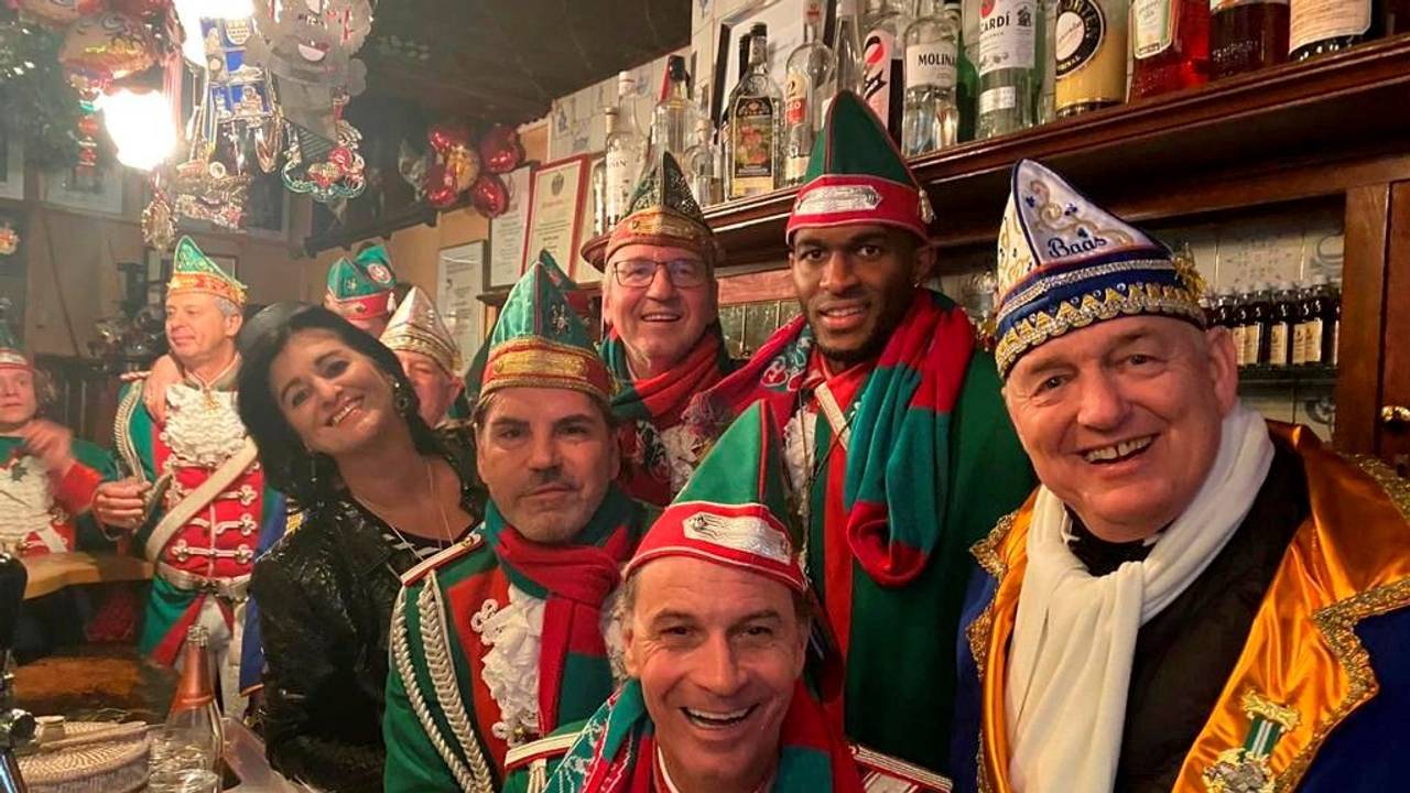 Beim Rosenmontag 2018 feierten die Inhaber vom Em Hähnche mit vielen bekannten Kölnern.