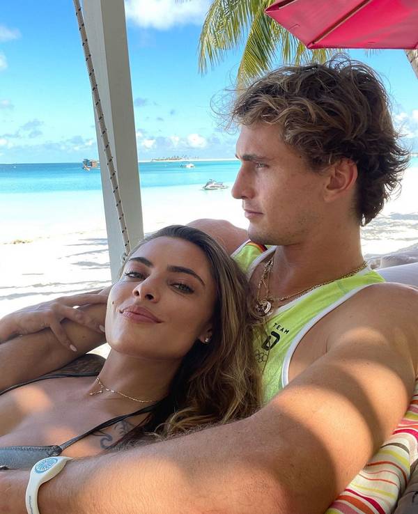 Sophia Thomalla und Alexander Zverev liegen gemeinsam am Strand.