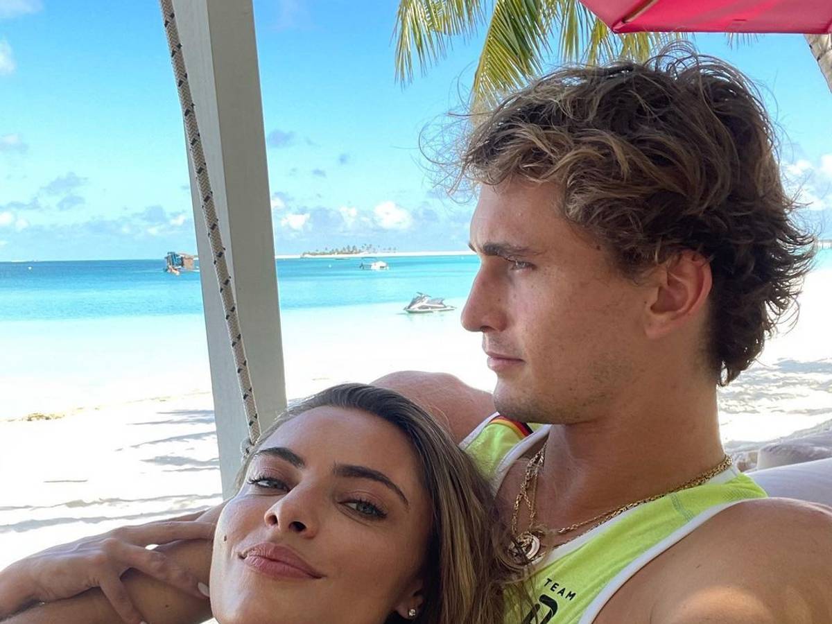 Sophia Thomalla und Alexander Zverev liegen gemeinsam am Strand.