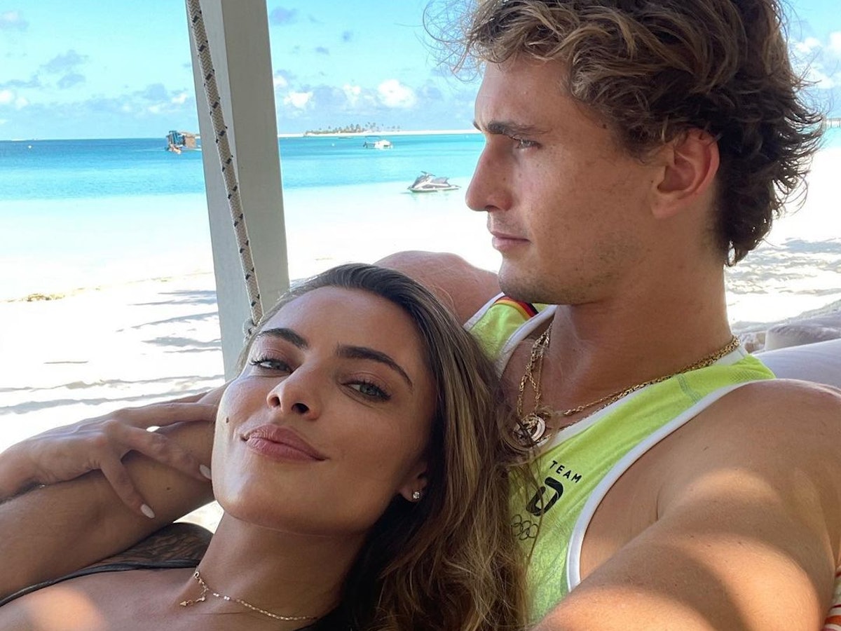 Sophia Thomalla und Alexander Zverev liegen gemeinsam am Strand.
