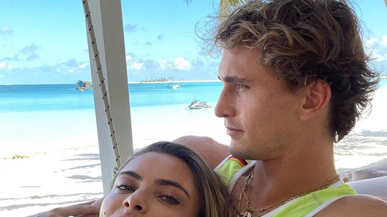 Sophia Thomalla und Alexander Zverev liegen gemeinsam am Strand.