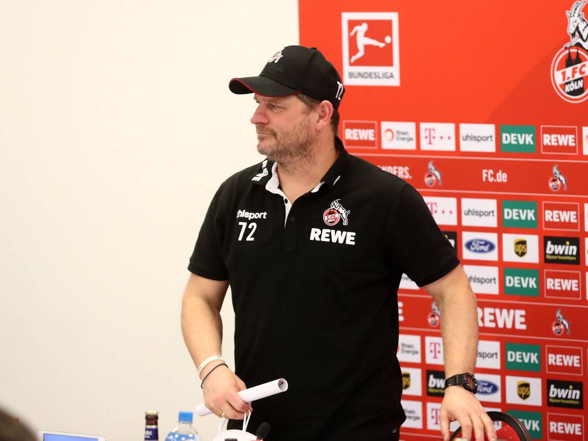 Steffen Baumgart kommt zur Pressekonferenz des 1. FC Köln.