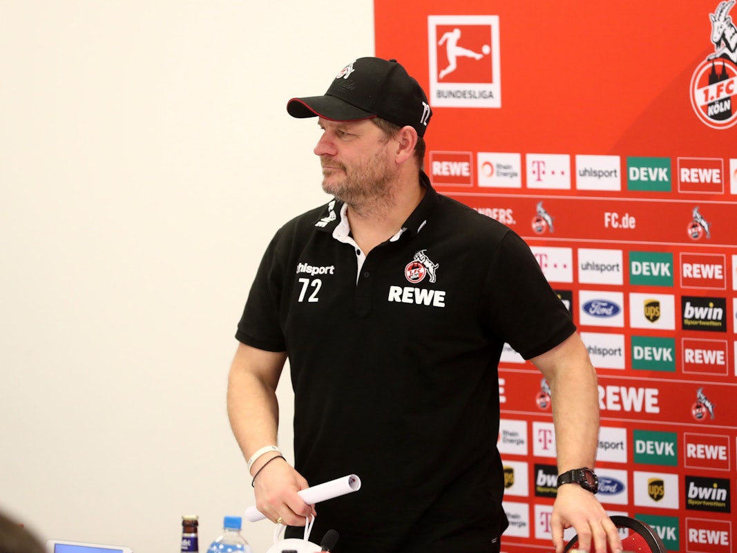 Steffen Baumgart kommt zur Pressekonferenz des 1. FC Köln.