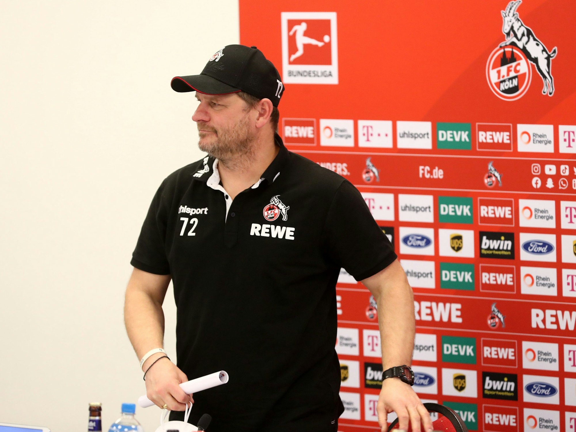 Steffen Baumgart kommt zur Pressekonferenz des 1. FC Köln.
