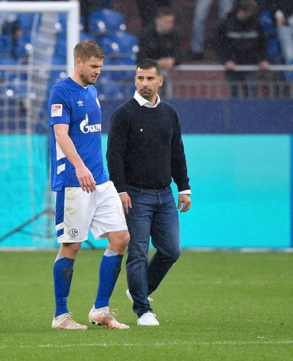 Dimitrios Grammozis zusammen mit Simon Terodde auf dem Platz.